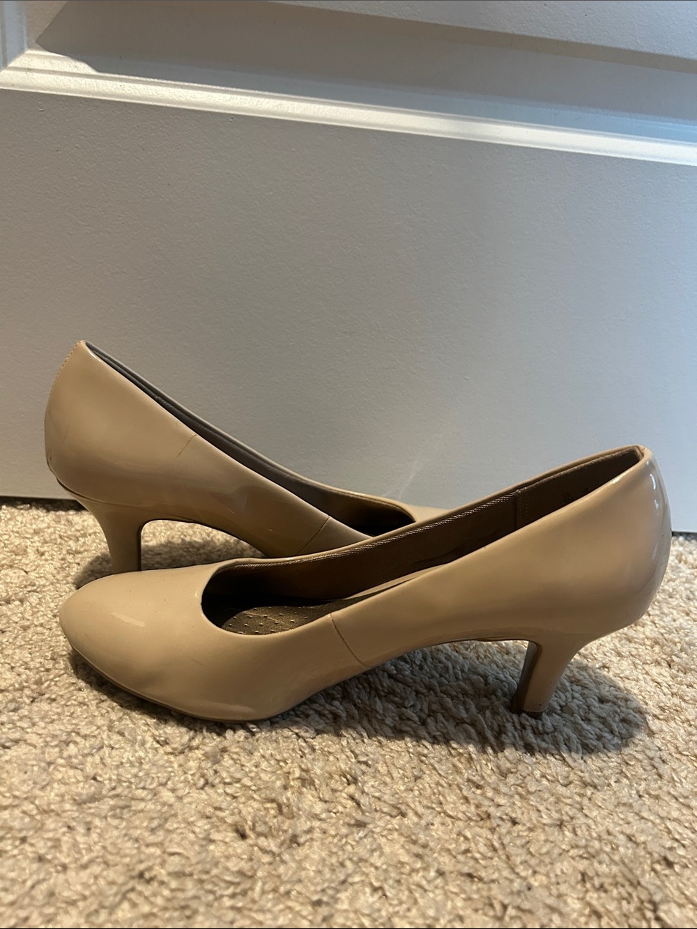 Classic Women's Nude Patent Round-Toe Kitten Heel